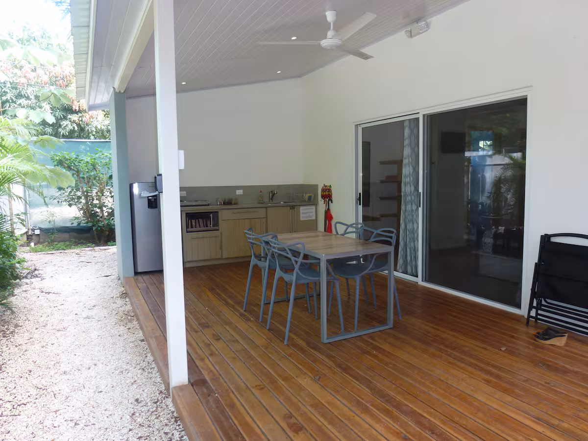 Terraza privada del Bungalow 1 con cocina exterior