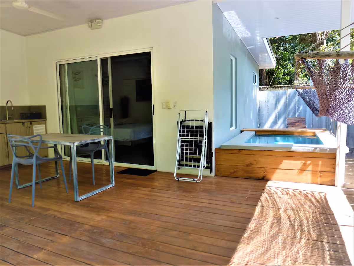 Terraza privada del Bungalow 2 junto a la piscina
