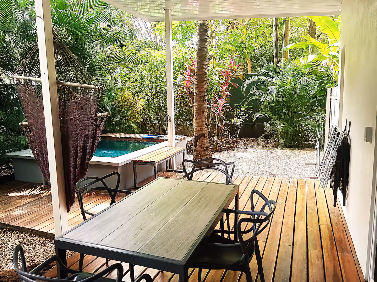 Piscina privada y terraza tropical del Bungalow 3